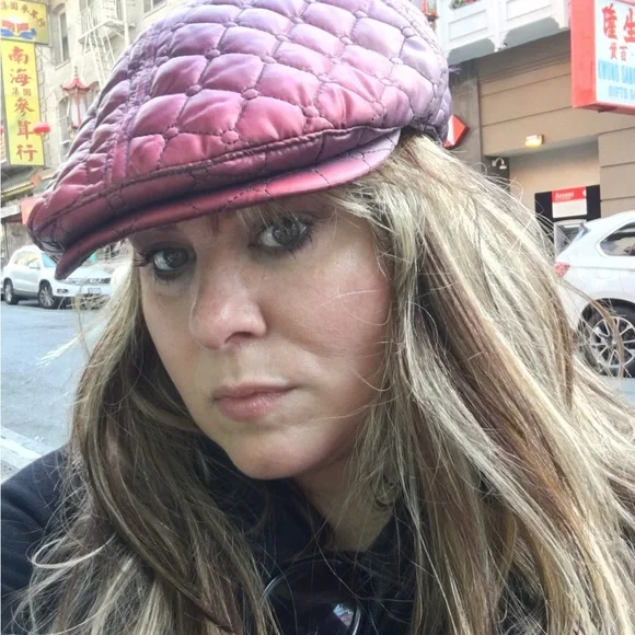 Quilted ombré distressed Burgundy Cap made of puffer like material - Picture 8 of 8